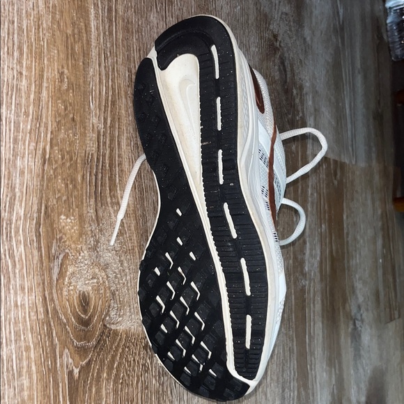 Nike run swift Cream and Brown Running Shoes worn 1 times woman. 8 - Picture 4 of 5